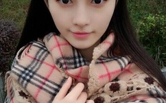 他的舌头探进蜜源毛毛虫说